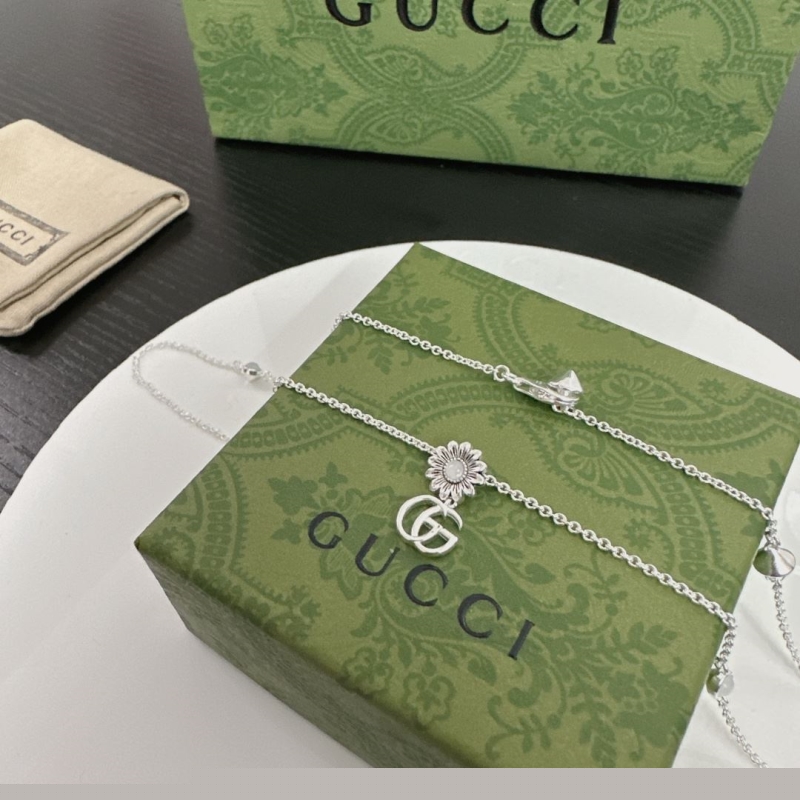 G*u*i necklaces